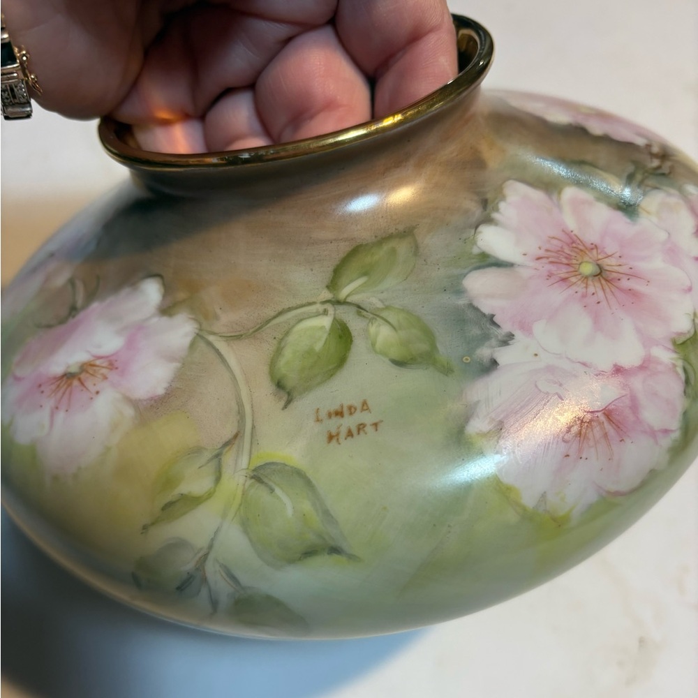 Hand painted Flat Floral Vase gold trim signed Linda Hart - Picture 5 of 11